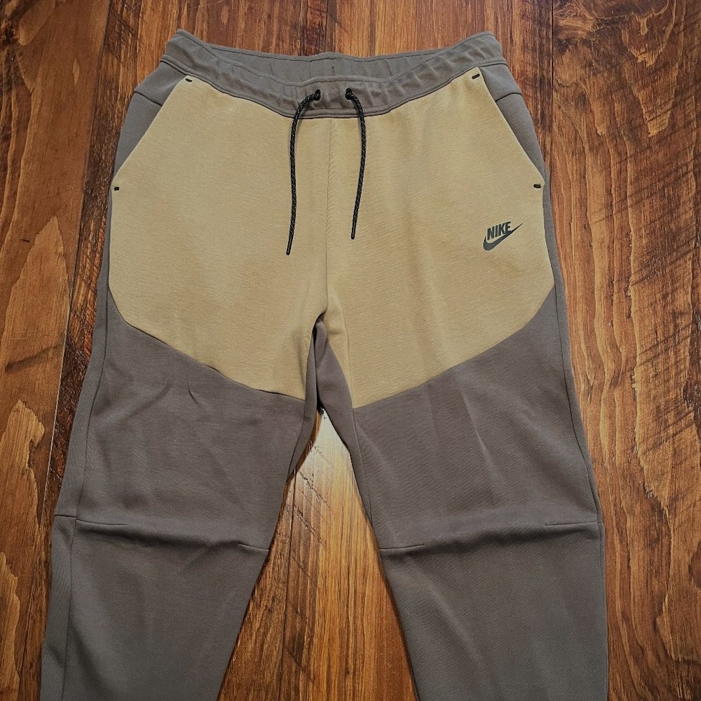 Nike Men's Premium Joggers, Size Large, Like New Condition